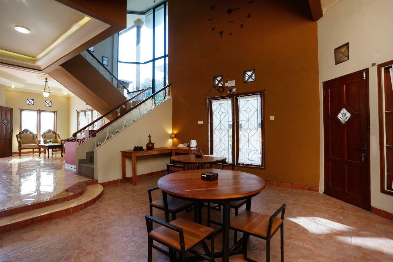 Oyo 1072 Kampung Condro Wulan Guesthouse Maguwo Экстерьер фото